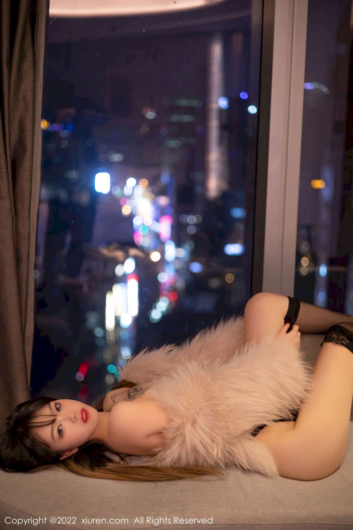 [秀人XiuRen] No.4441 模特奶瓶 – 白色轻透上衣+诱人黑丝性感写真