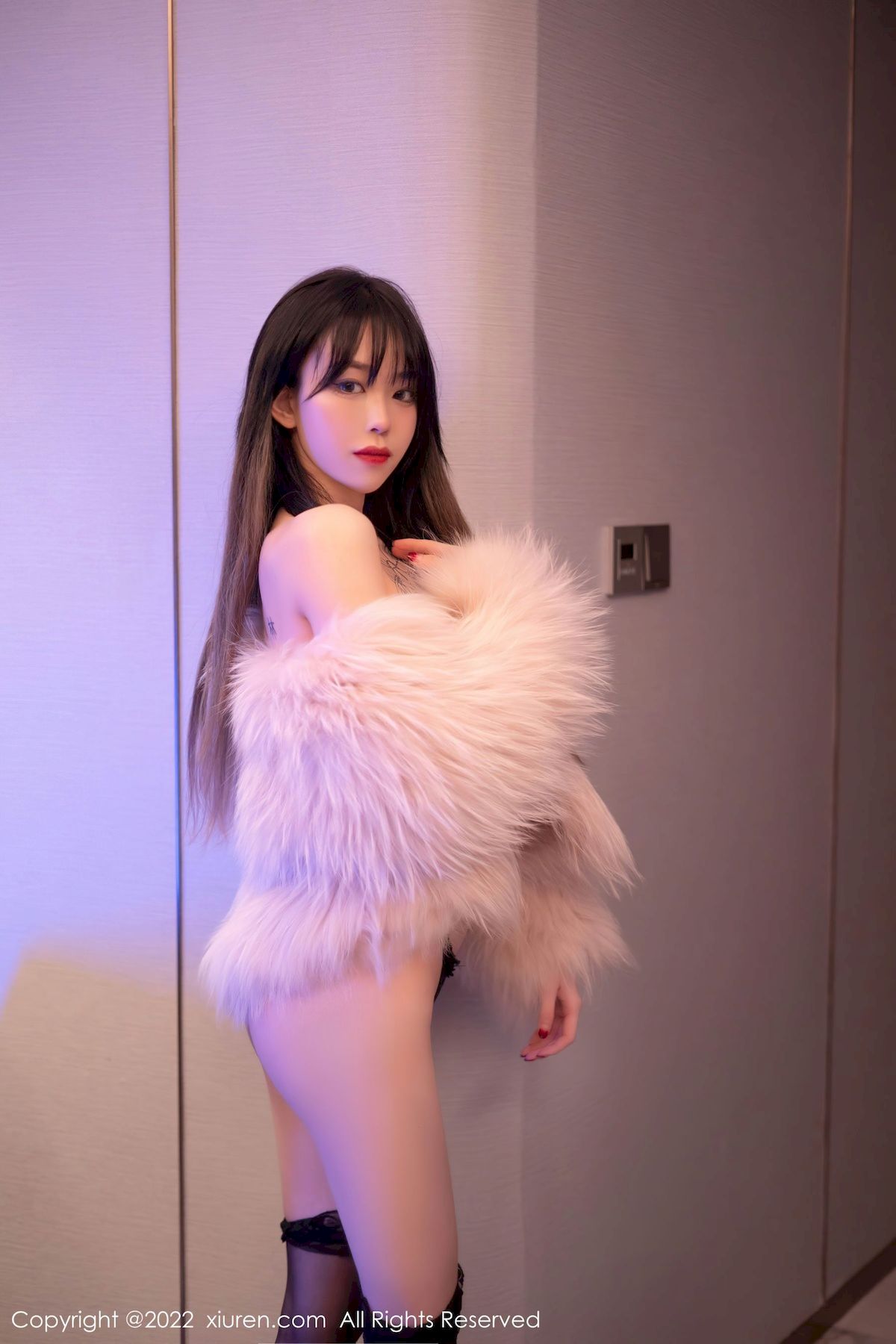 [秀人XiuRen] No.4441 模特奶瓶 – 白色轻透上衣+诱人黑丝性感写真