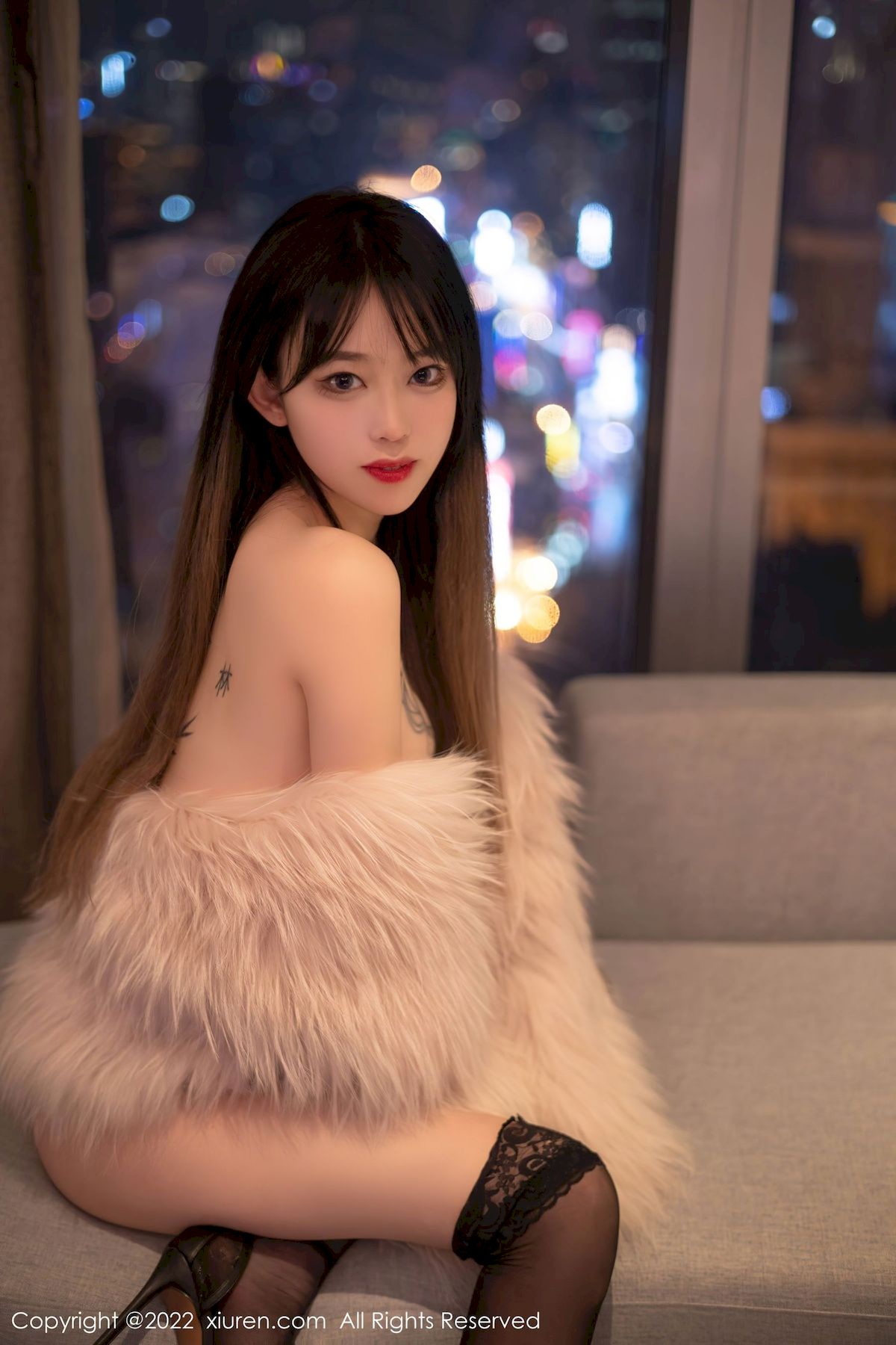 [秀人XiuRen] No.4441 模特奶瓶 – 白色轻透上衣+诱人黑丝性感写真