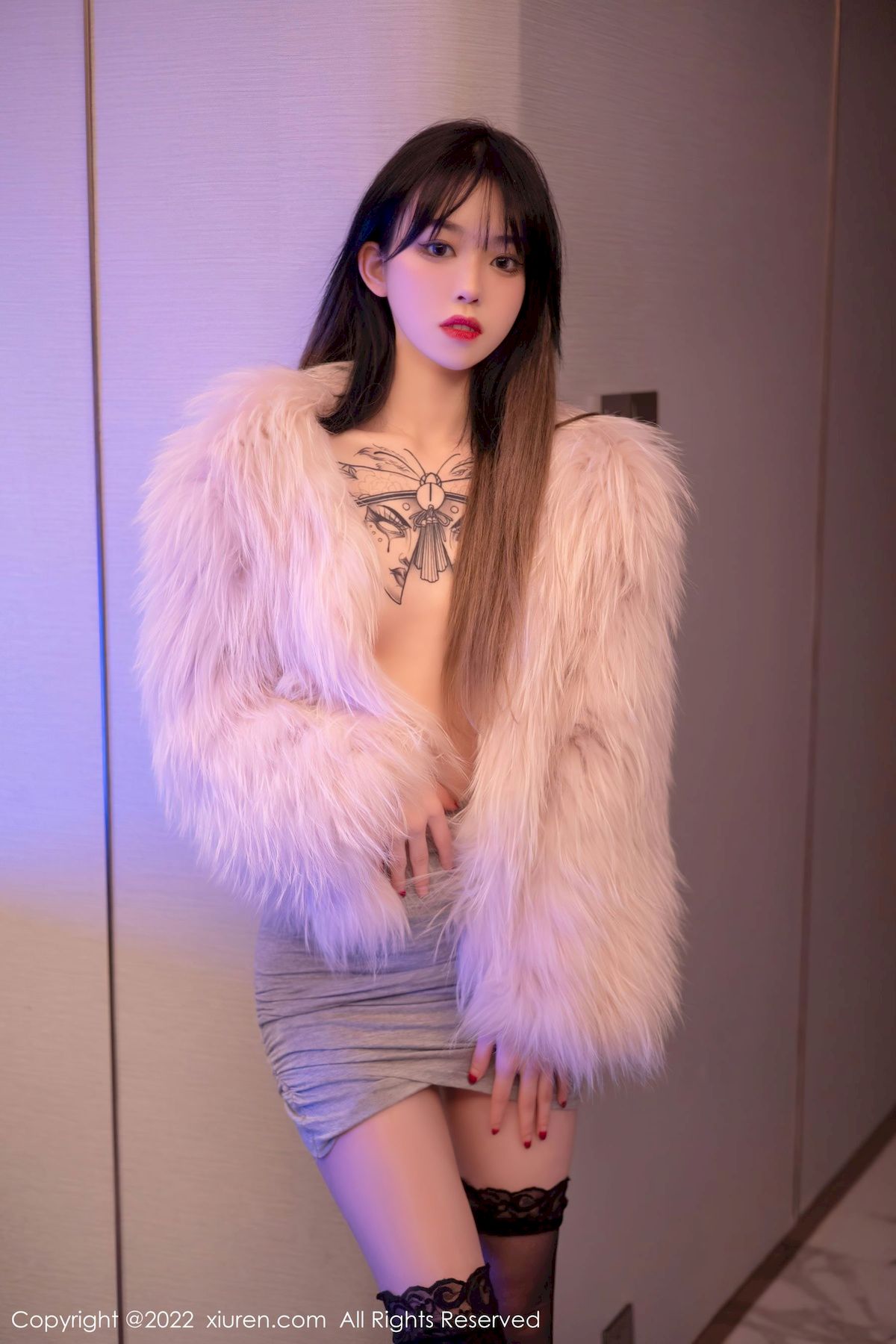 [秀人XiuRen] No.4441 模特奶瓶 – 白色轻透上衣+诱人黑丝性感写真