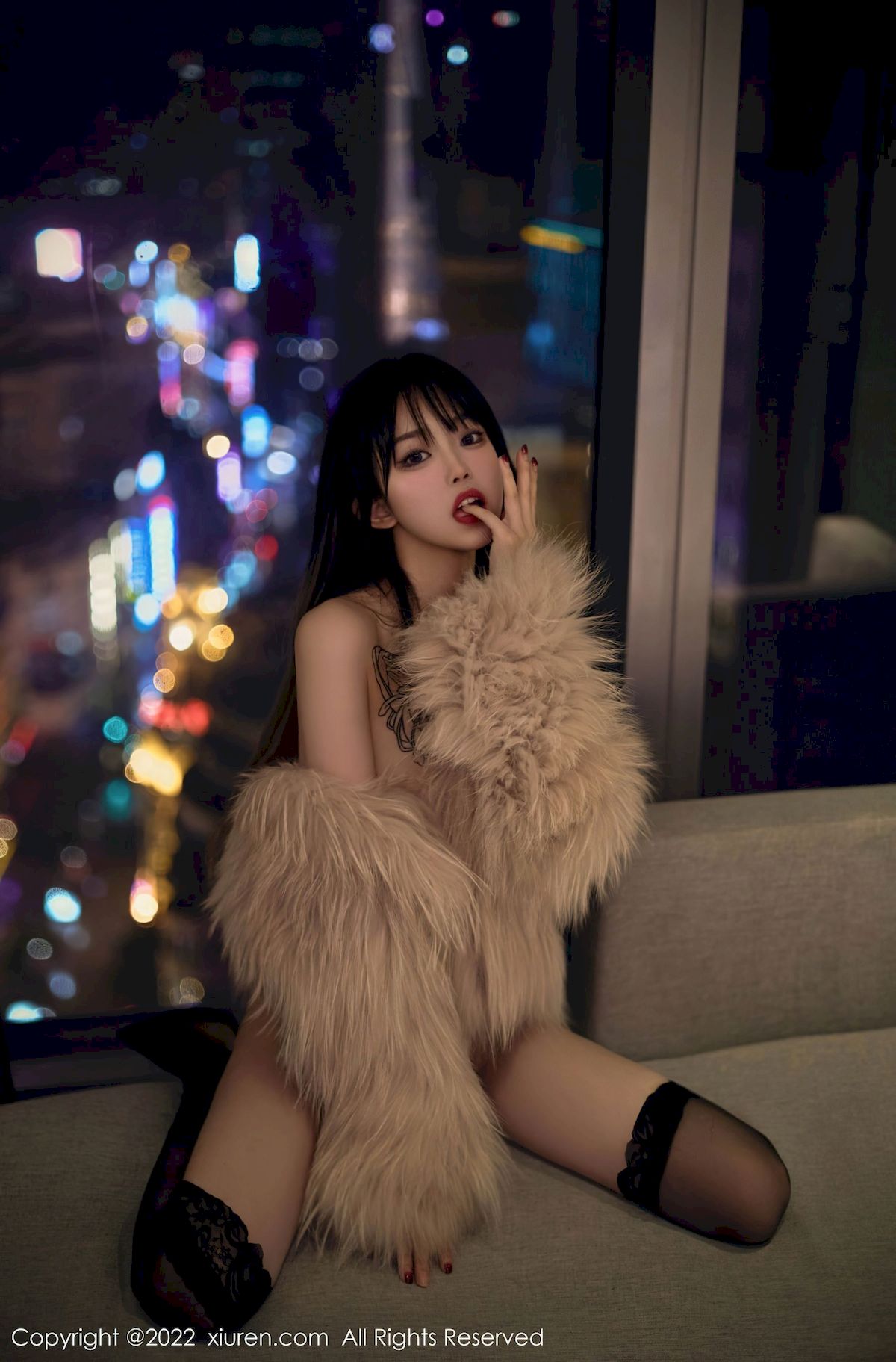 [秀人XiuRen] No.4441 模特奶瓶 – 白色轻透上衣+诱人黑丝性感写真