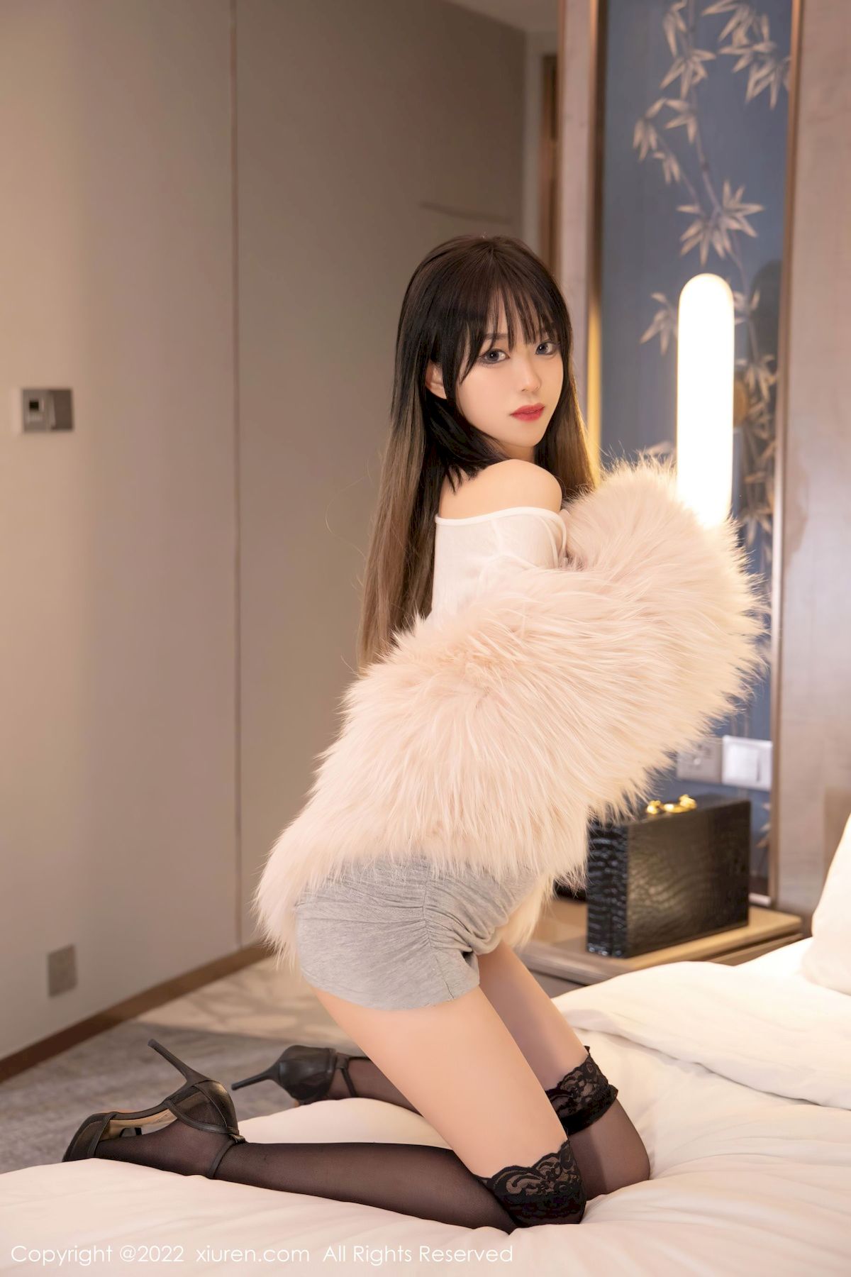 [秀人XiuRen] No.4441 模特奶瓶 – 白色轻透上衣+诱人黑丝性感写真