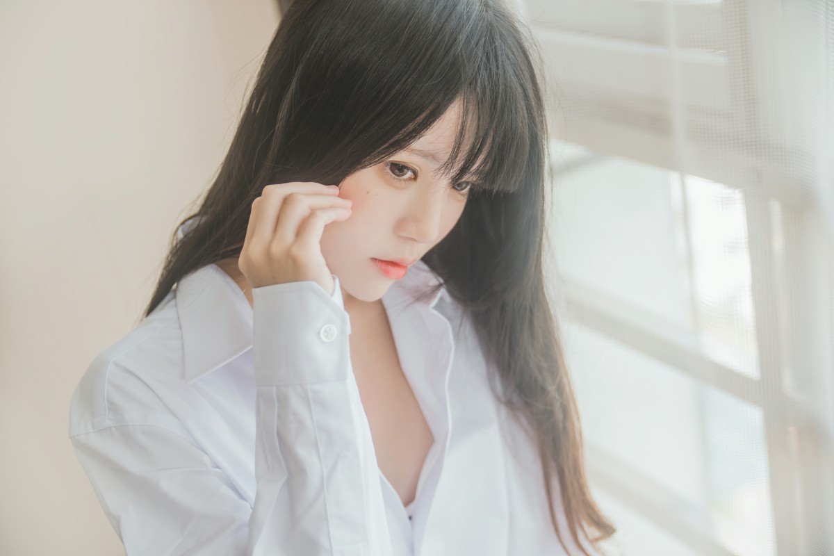 萝莉风COS 桜桃喵 – 白衬衫散发 – COSPLAY