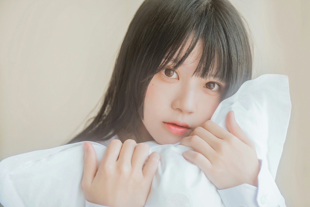 萝莉风COS 桜桃喵 – 白衬衫散发 – COSPLAY