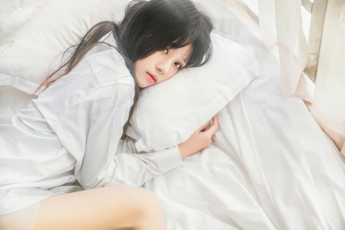萝莉风COS 桜桃喵 – 白衬衫散发 – COSPLAY