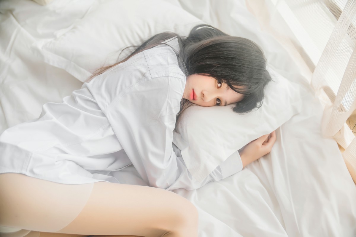 萝莉风COS 桜桃喵 – 白衬衫散发 – COSPLAY