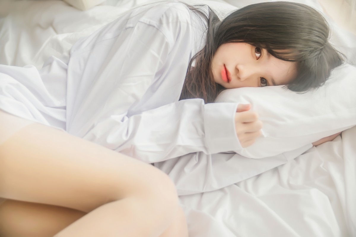 萝莉风COS 桜桃喵 – 白衬衫散发 – COSPLAY