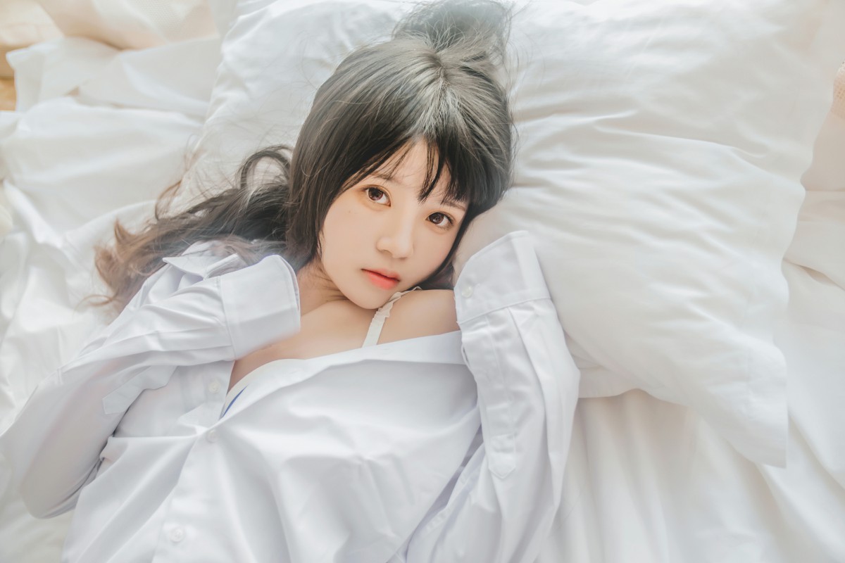 萝莉风COS 桜桃喵 – 白衬衫散发 – COSPLAY