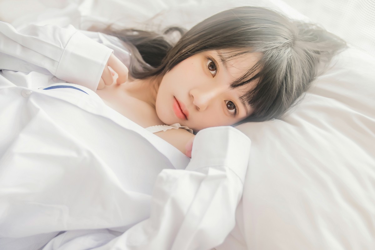 萝莉风COS 桜桃喵 – 白衬衫散发 – COSPLAY
