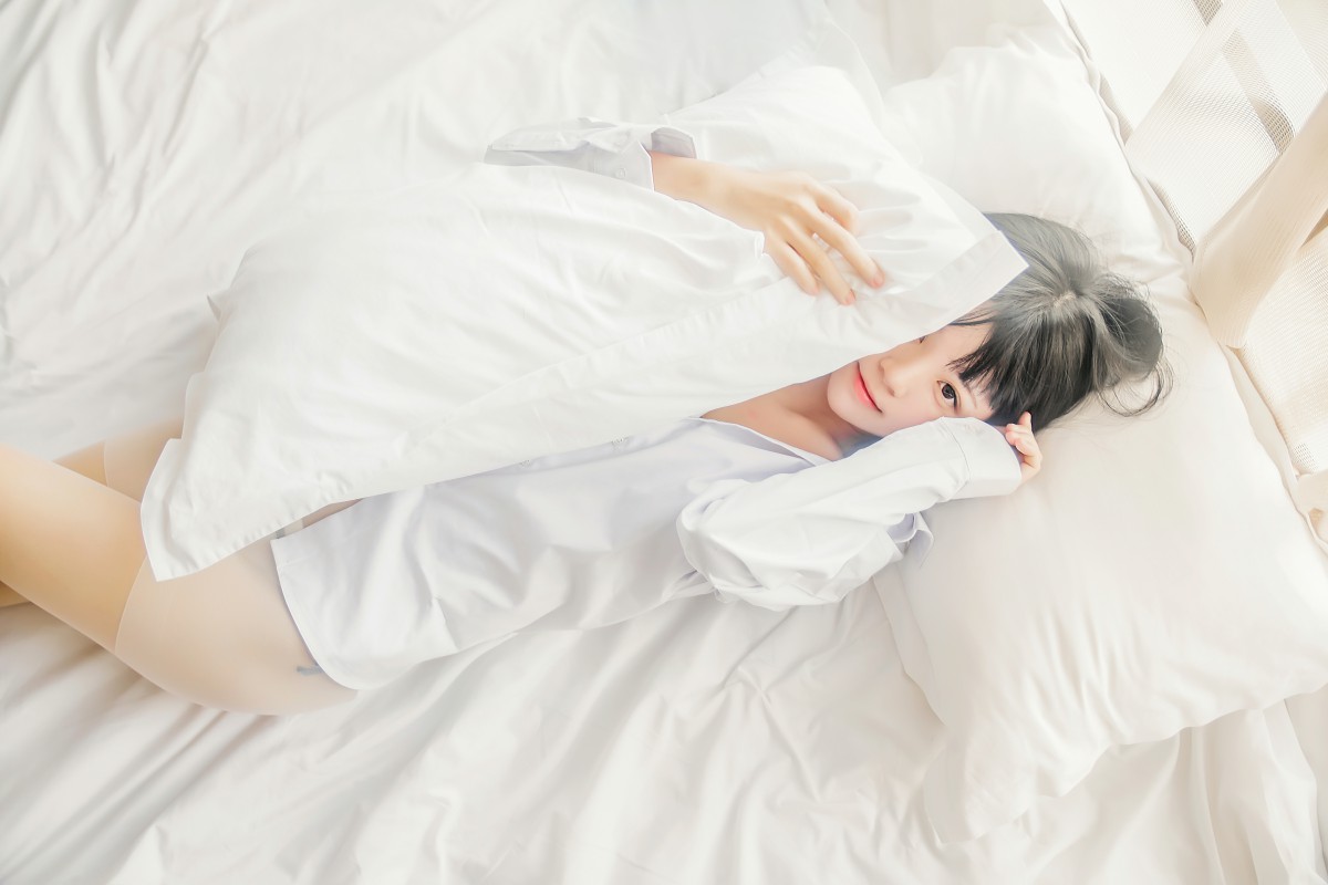 萝莉风COS 桜桃喵 – 白衬衫散发 – COSPLAY