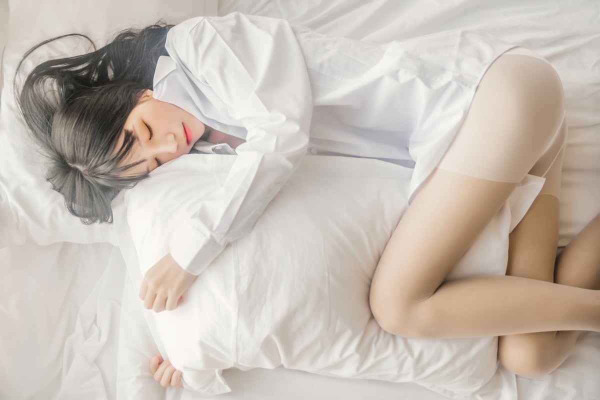 萝莉风COS 桜桃喵 – 白衬衫散发 – COSPLAY