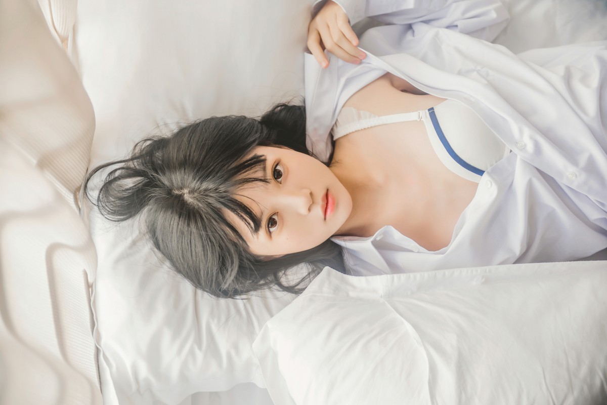 萝莉风COS 桜桃喵 – 白衬衫散发 – COSPLAY
