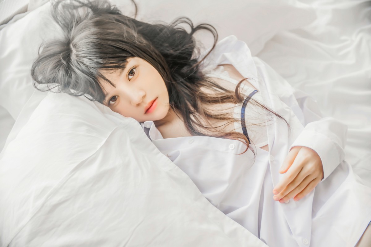 萝莉风COS 桜桃喵 – 白衬衫散发 – COSPLAY