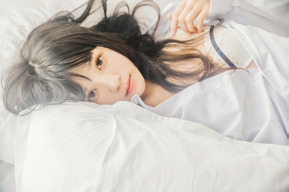 萝莉风COS 桜桃喵 – 白衬衫散发 – COSPLAY
