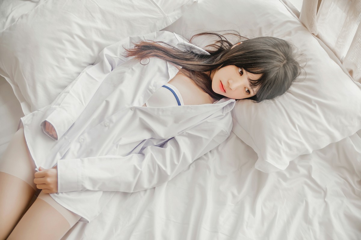 萝莉风COS 桜桃喵 – 白衬衫散发 – COSPLAY