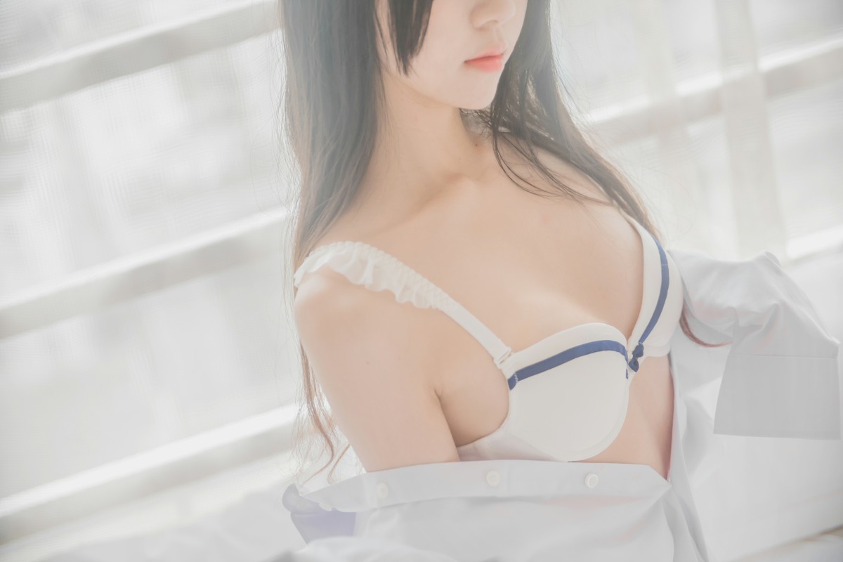 萝莉风COS 桜桃喵 – 白衬衫散发 – COSPLAY