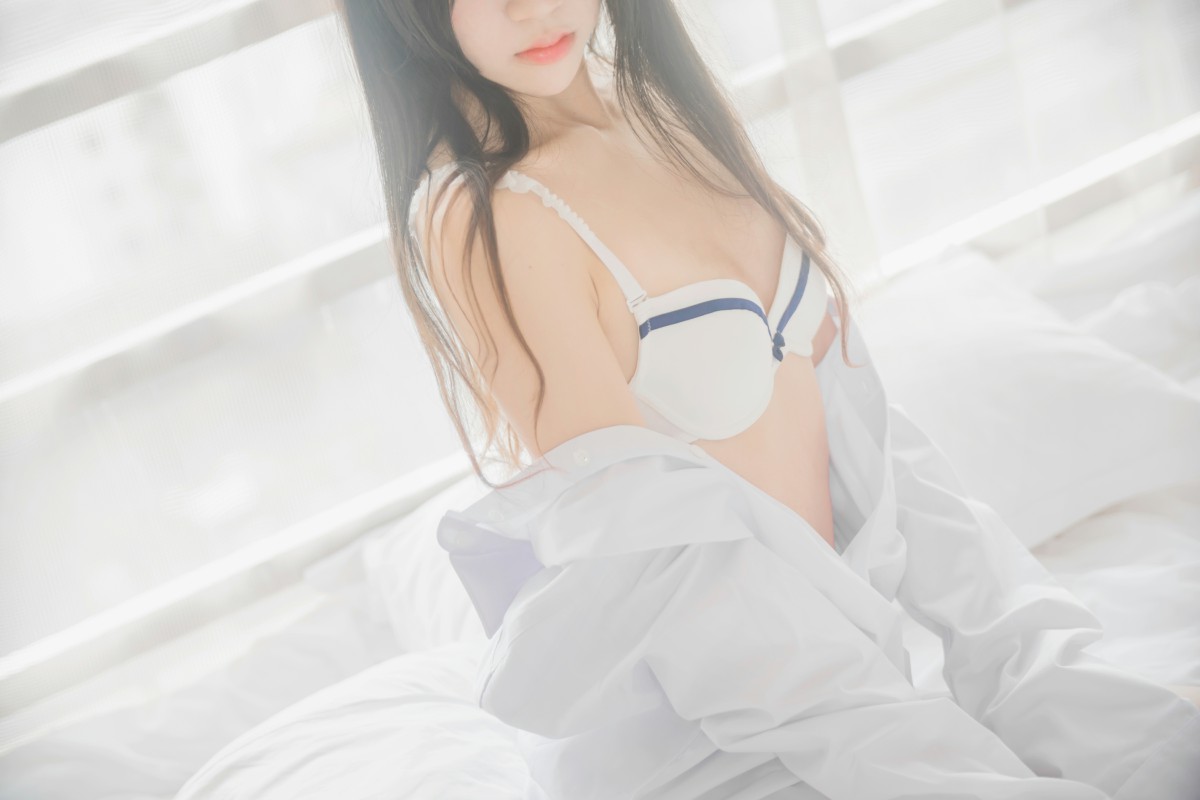 萝莉风COS 桜桃喵 – 白衬衫散发 – COSPLAY