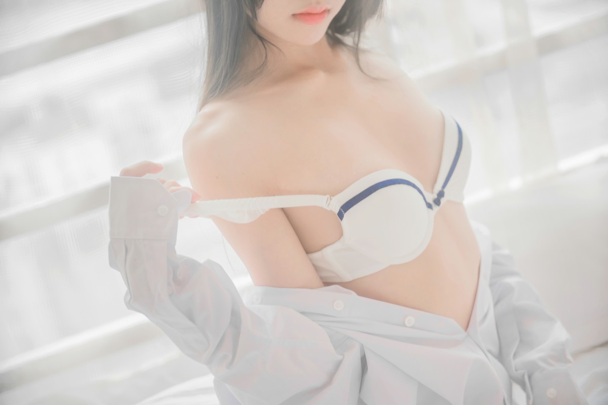 萝莉风COS 桜桃喵 – 白衬衫散发 – COSPLAY