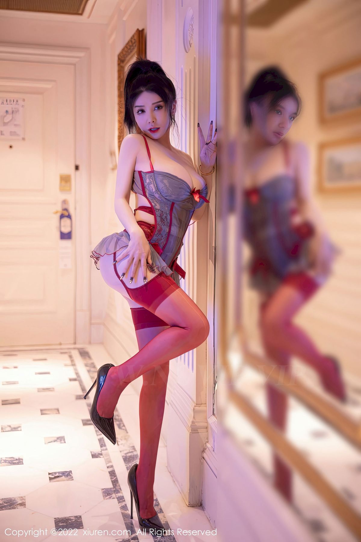 [秀人XiuRen] No.5818 模特潘娇娇 – 情趣服饰+红色丝袜性感写真