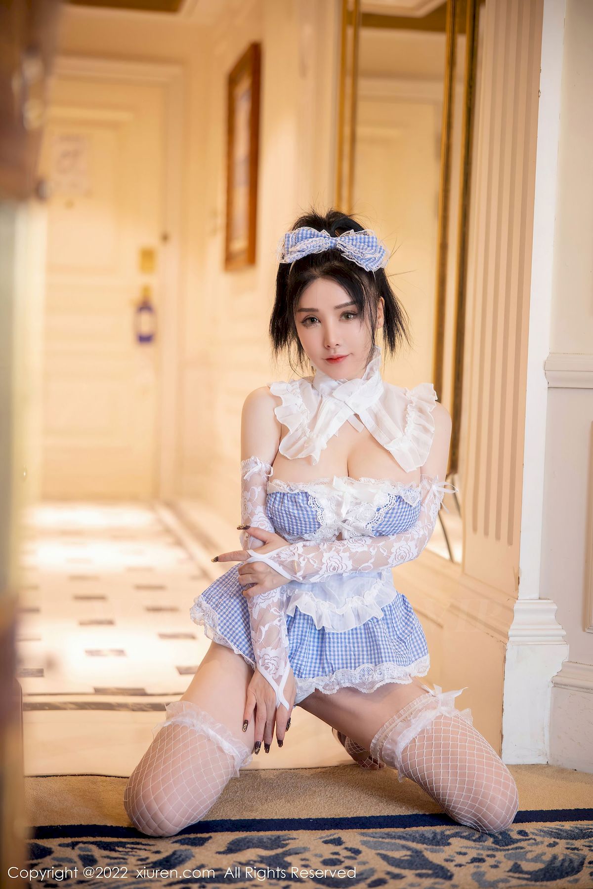 [秀人XiuRen] No.5640 模特潘娇娇 – 淡蓝色小方格女仆服性感写真