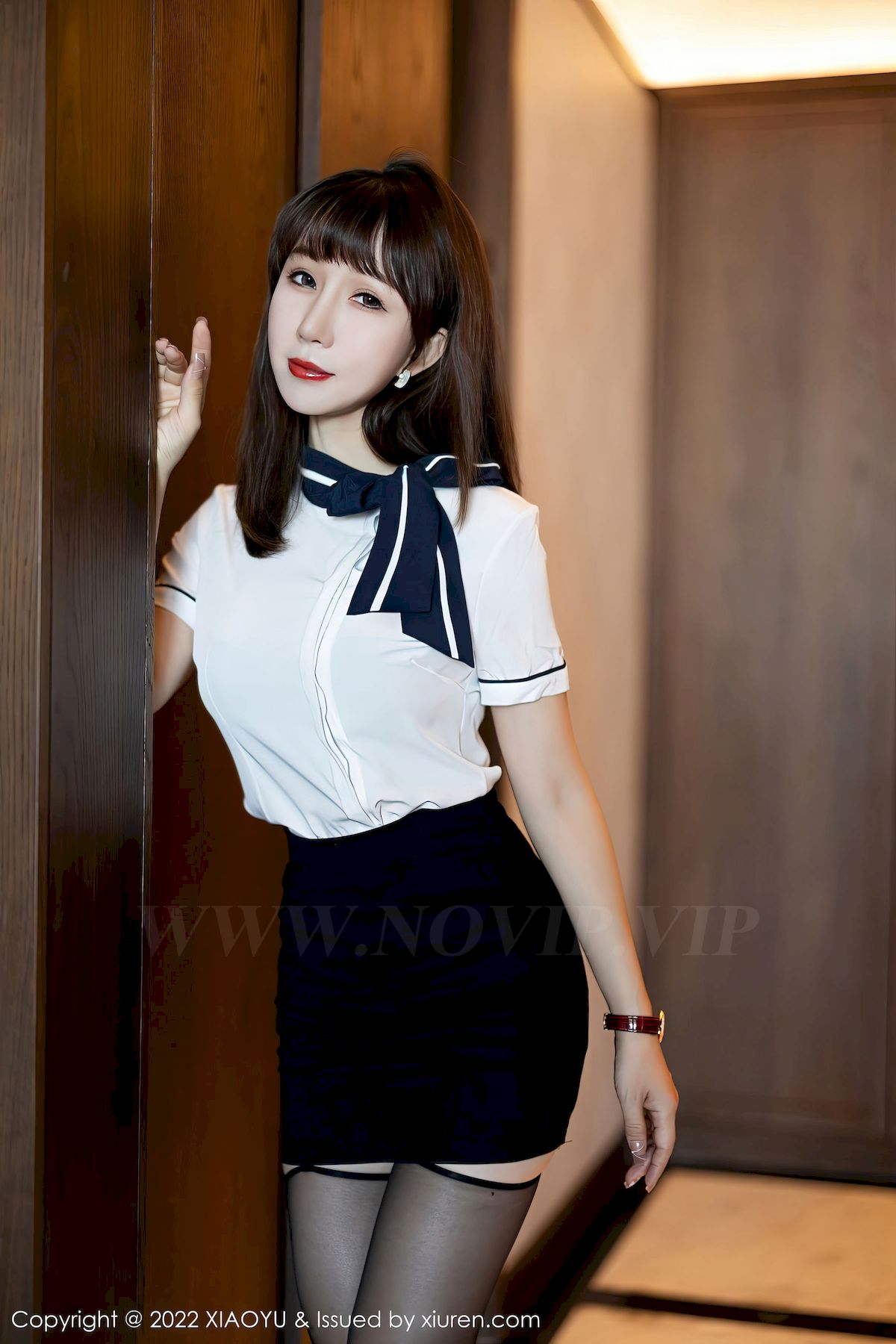 [语画界XIAOYU] Vol.918 模特波巧酱 – 空姐制服+黑色短裙性感写真
