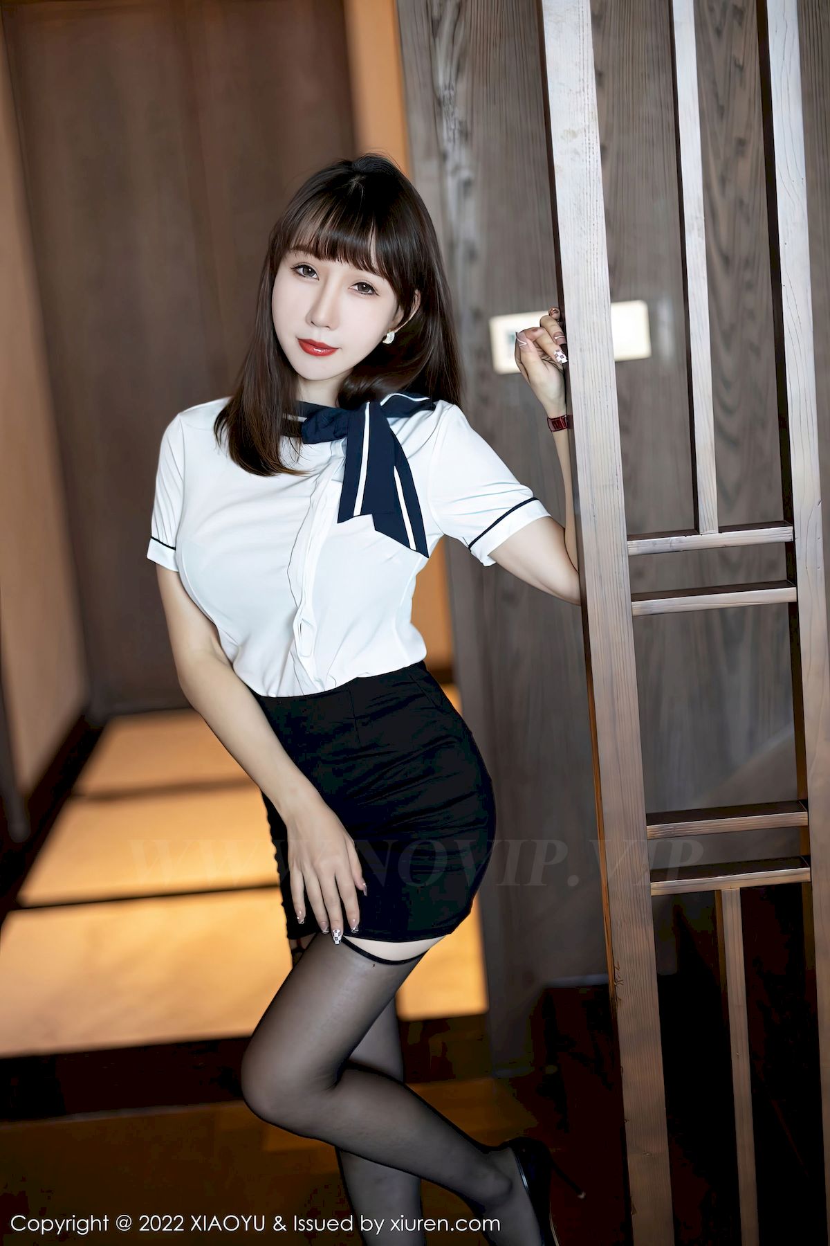[语画界XIAOYU] Vol.918 模特波巧酱 – 空姐制服+黑色短裙性感写真