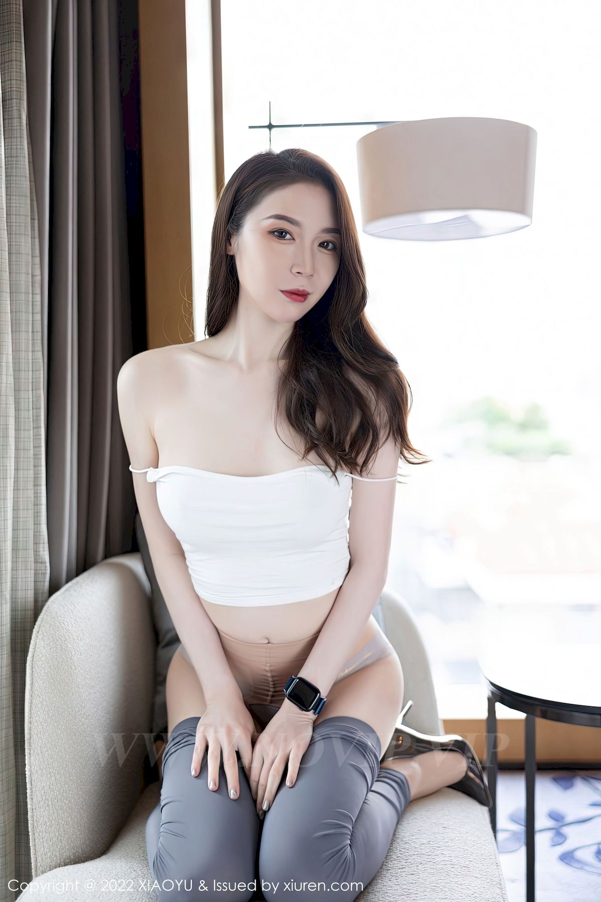 [语画界XIAOYU] Vol.935 模特梦心玥 – 白色吊带上衣+蓝灰色长裤性感写真