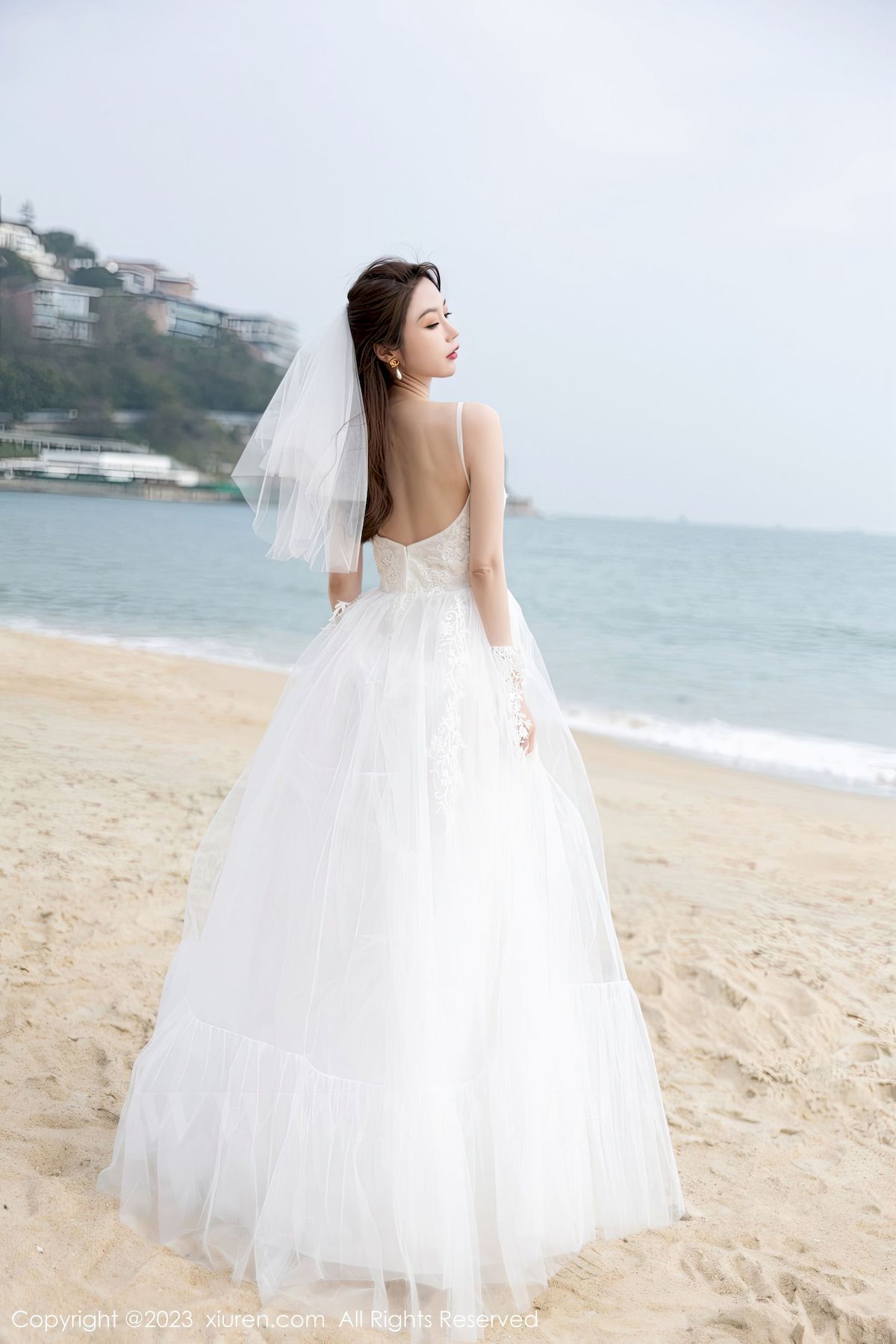 [秀人XiuRen] No.6120 模特梦心玥 – 婚纱服饰+海滩场景海南岛旅拍