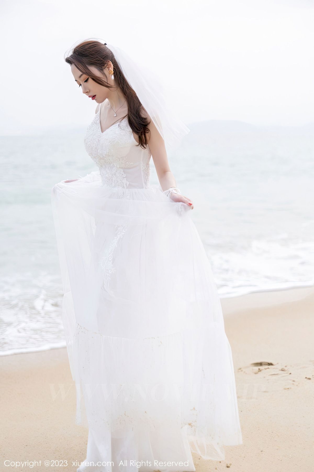 [秀人XiuRen] No.6120 模特梦心玥 – 婚纱服饰+海滩场景海南岛旅拍