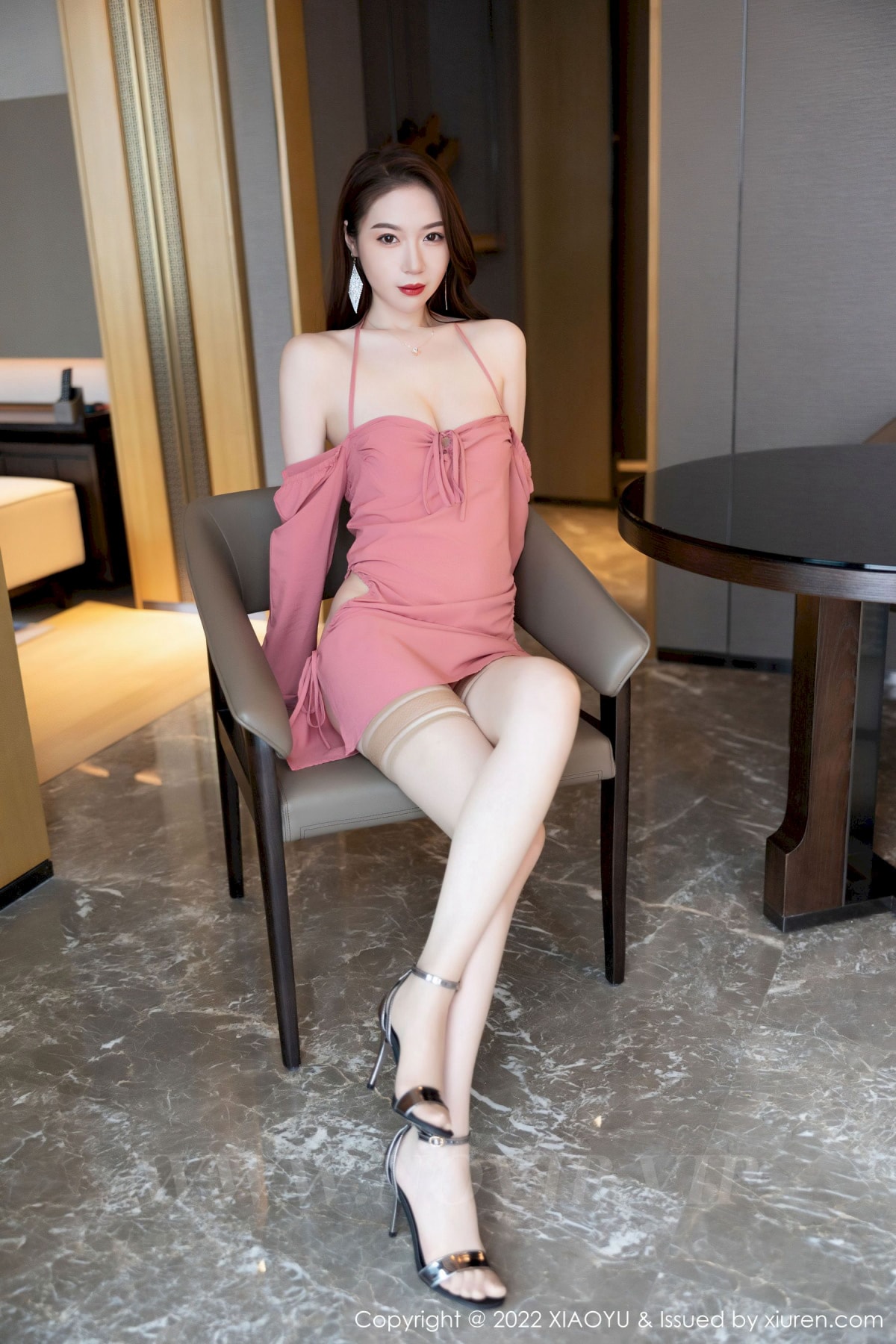 [语画界XIAOYU] Vol.879 模特梦心玥 – 抹胸连衣裙+原色丝袜性感写真