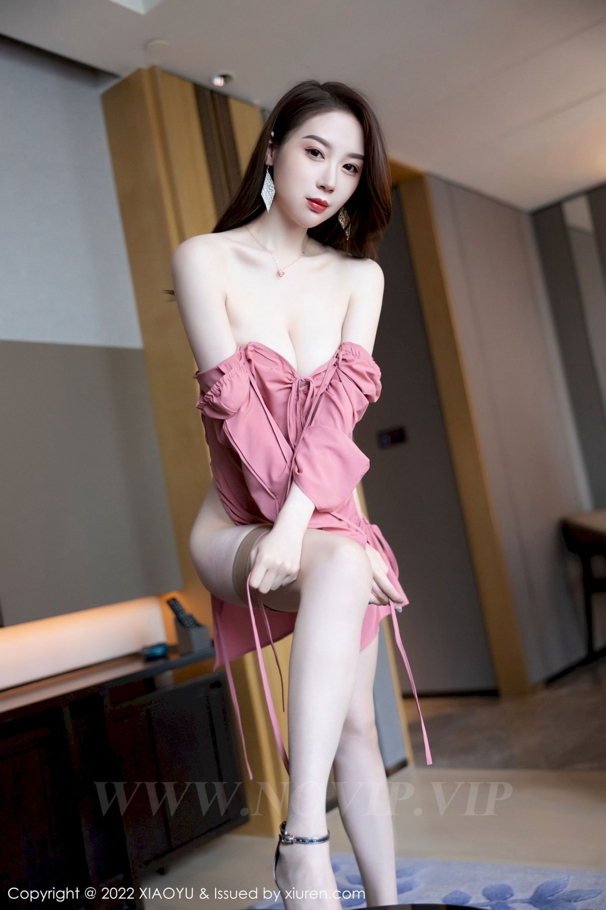 [语画界XIAOYU] Vol.879 模特梦心玥 – 抹胸连衣裙+原色丝袜性感写真