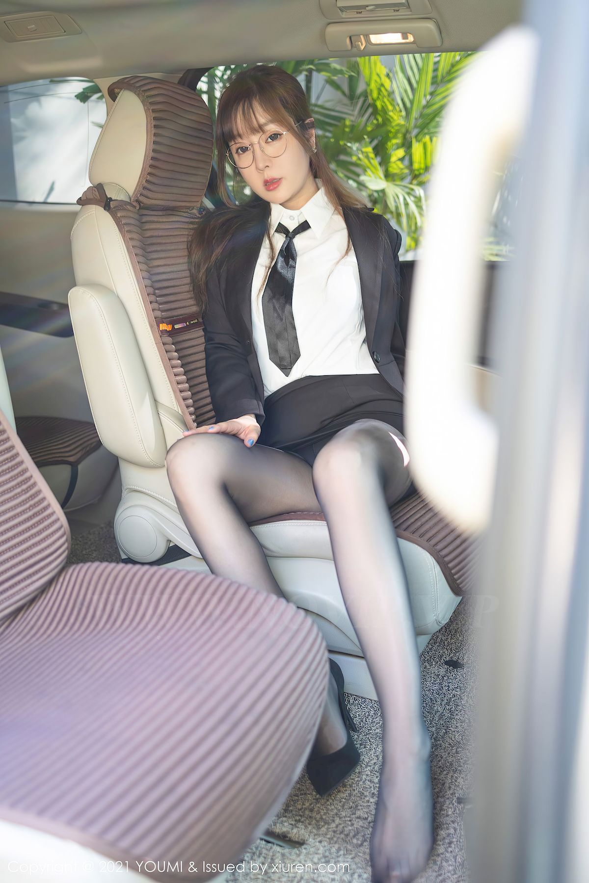 [尤蜜荟YouMi] Vol.636 女神王雨纯 – 丰腴身材+香车美女主题三亚旅拍