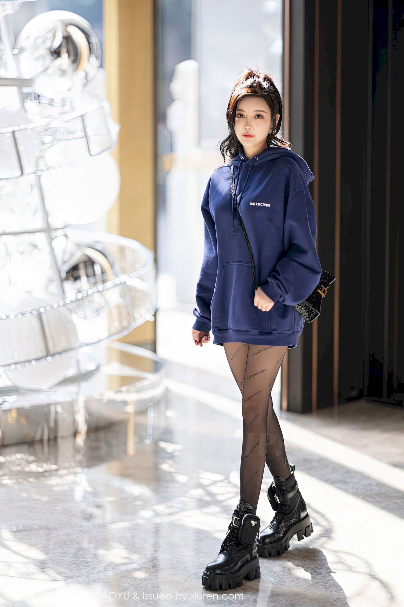 [语画界XIAOYU] Vol.946 女神杨晨晨Yome – 蓝色外套+魅惑黑丝私房写真
