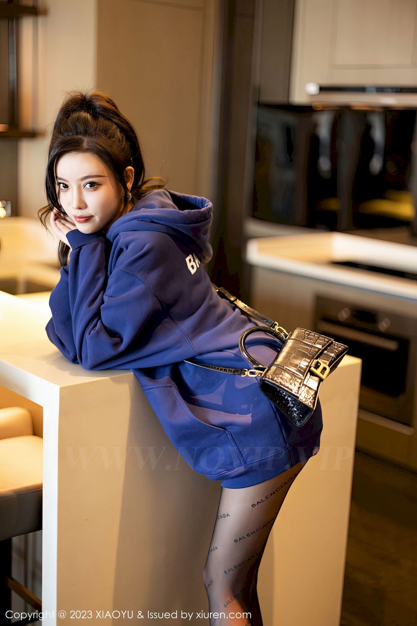[语画界XIAOYU] Vol.946 女神杨晨晨Yome – 蓝色外套+魅惑黑丝私房写真