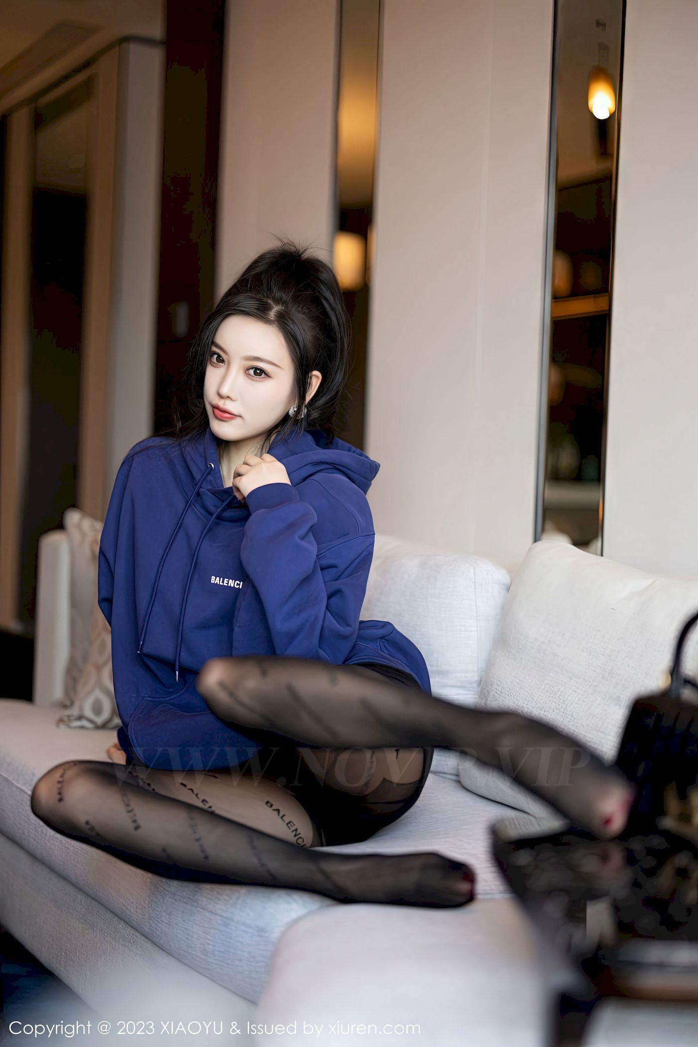 [语画界XIAOYU] Vol.946 女神杨晨晨Yome – 蓝色外套+魅惑黑丝私房写真
