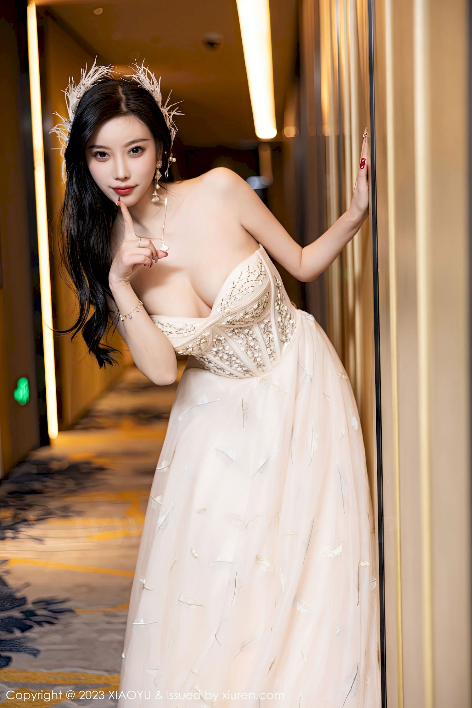 [语画界XIAOYU] Vol.941 女神杨晨晨Yome – 露肩长裙+生日主题私房写真