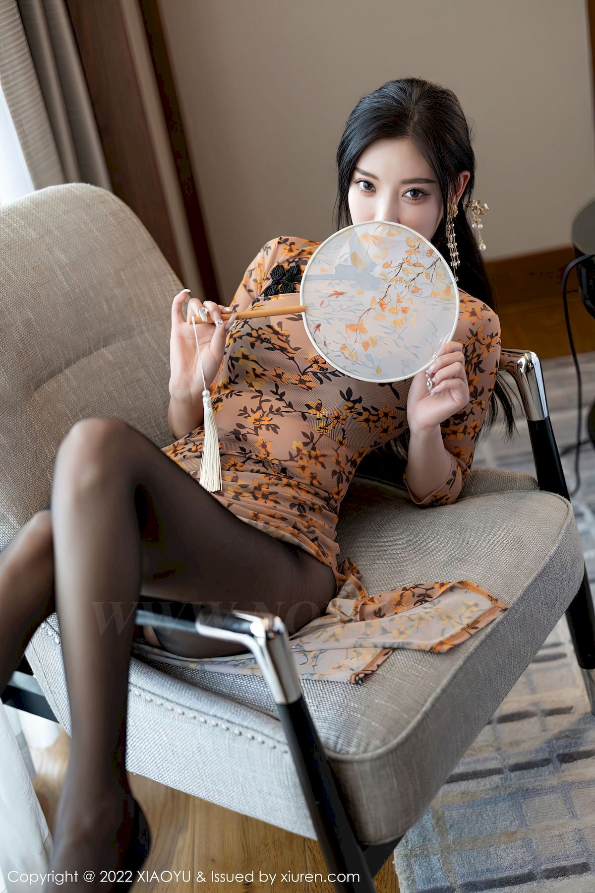 [语画界XIAOYU] Vol.927 女神杨晨晨Yome – 橙色带图案旗袍服饰杭州旅拍