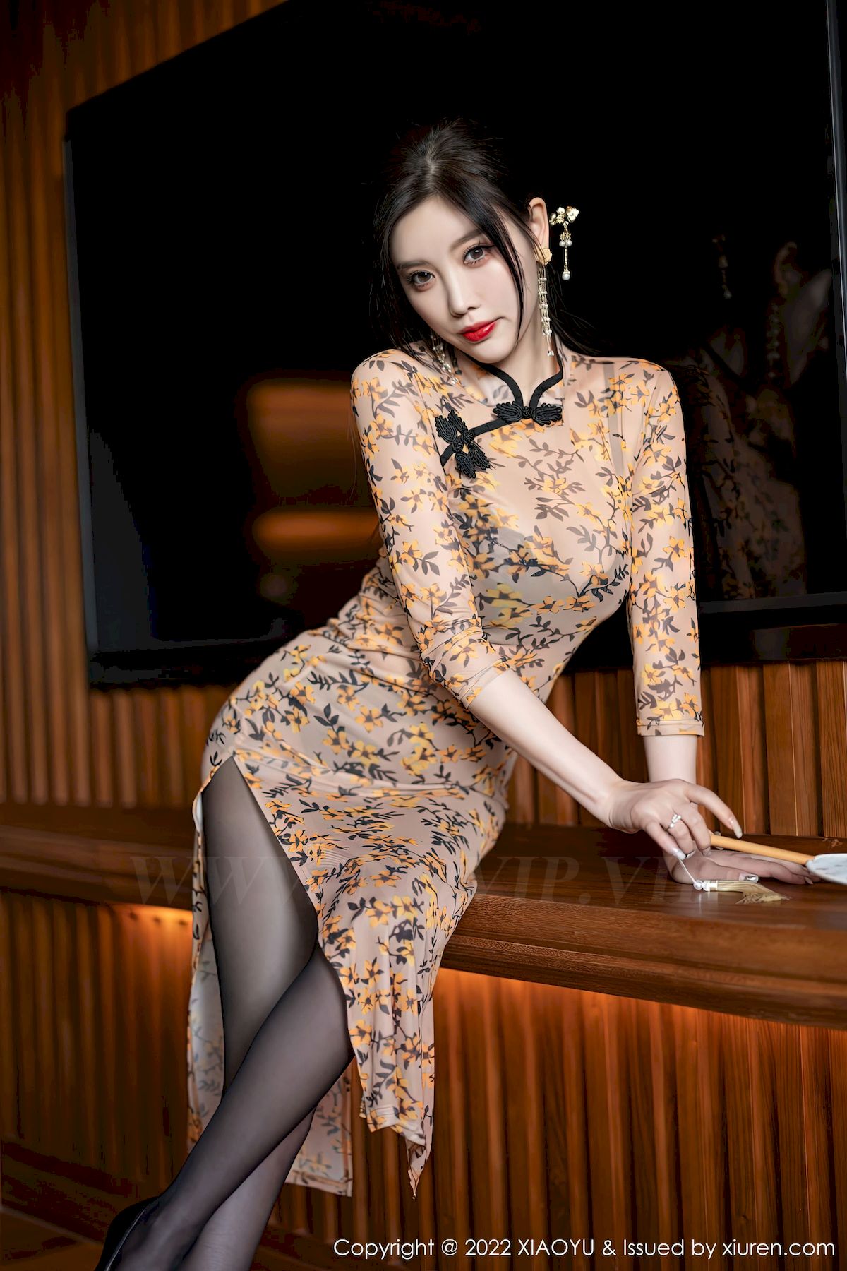 [语画界XIAOYU] Vol.927 女神杨晨晨Yome – 橙色带图案旗袍服饰杭州旅拍