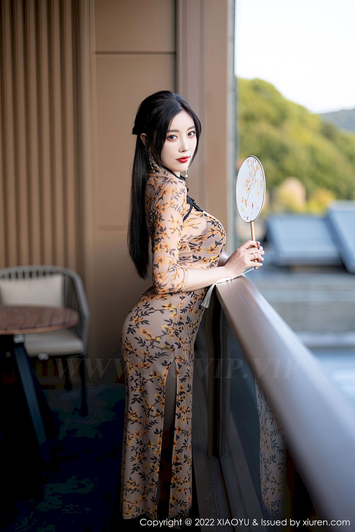 [语画界XIAOYU] Vol.927 女神杨晨晨Yome – 橙色带图案旗袍服饰杭州旅拍