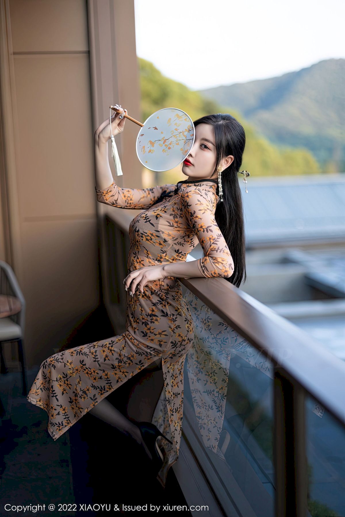 [语画界XIAOYU] Vol.927 女神杨晨晨Yome – 橙色带图案旗袍服饰杭州旅拍