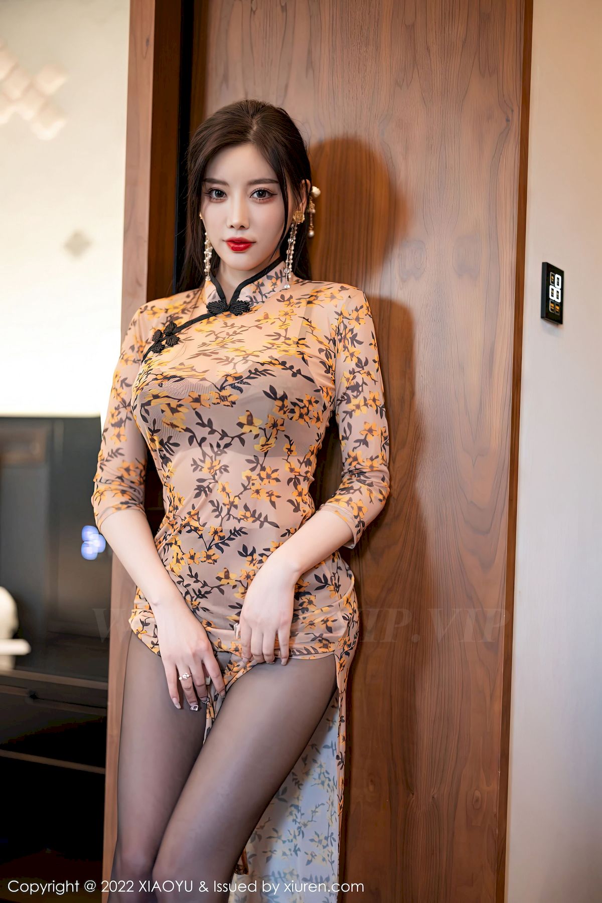 [语画界XIAOYU] Vol.927 女神杨晨晨Yome – 橙色带图案旗袍服饰杭州旅拍