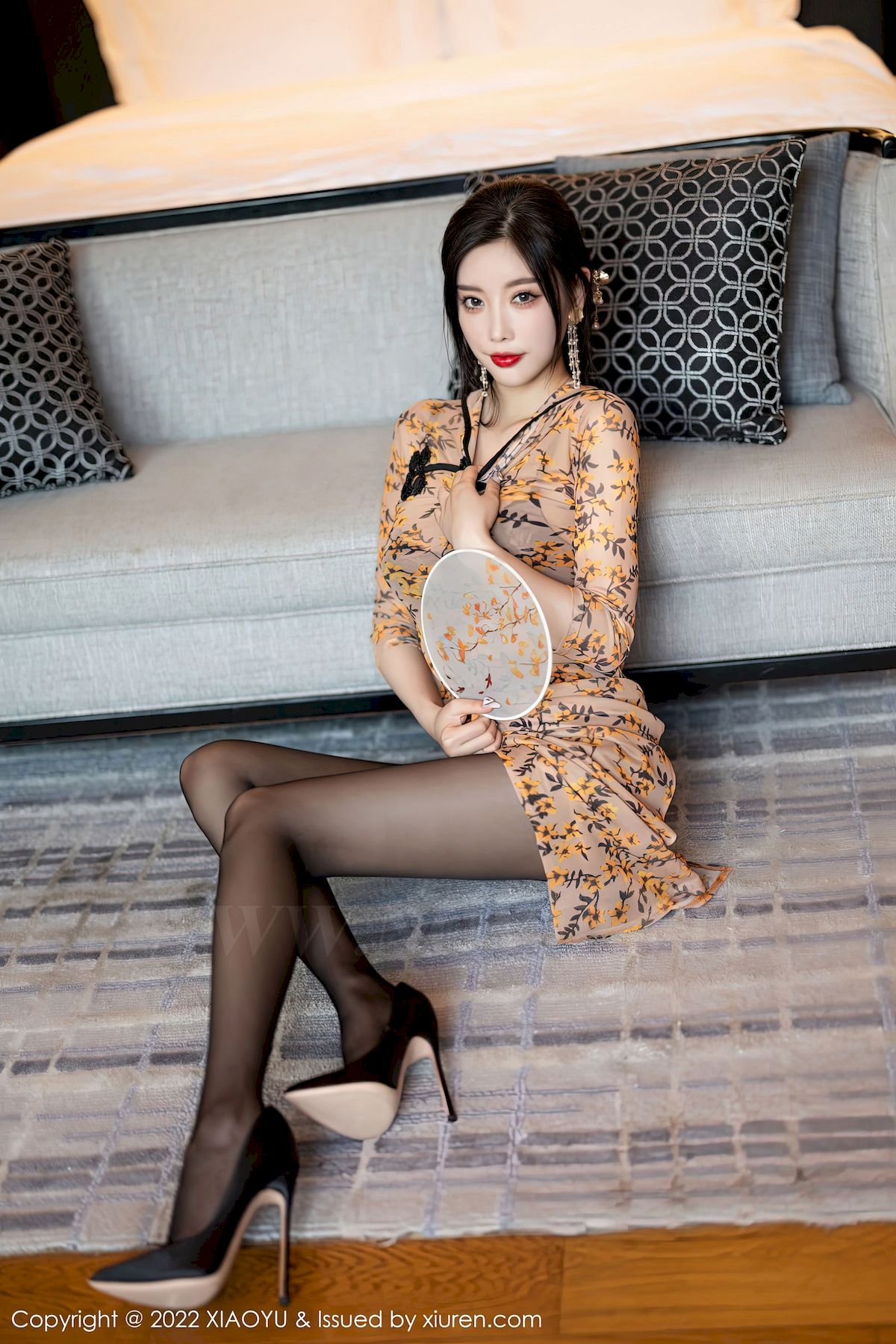 [语画界XIAOYU] Vol.927 女神杨晨晨Yome – 橙色带图案旗袍服饰杭州旅拍