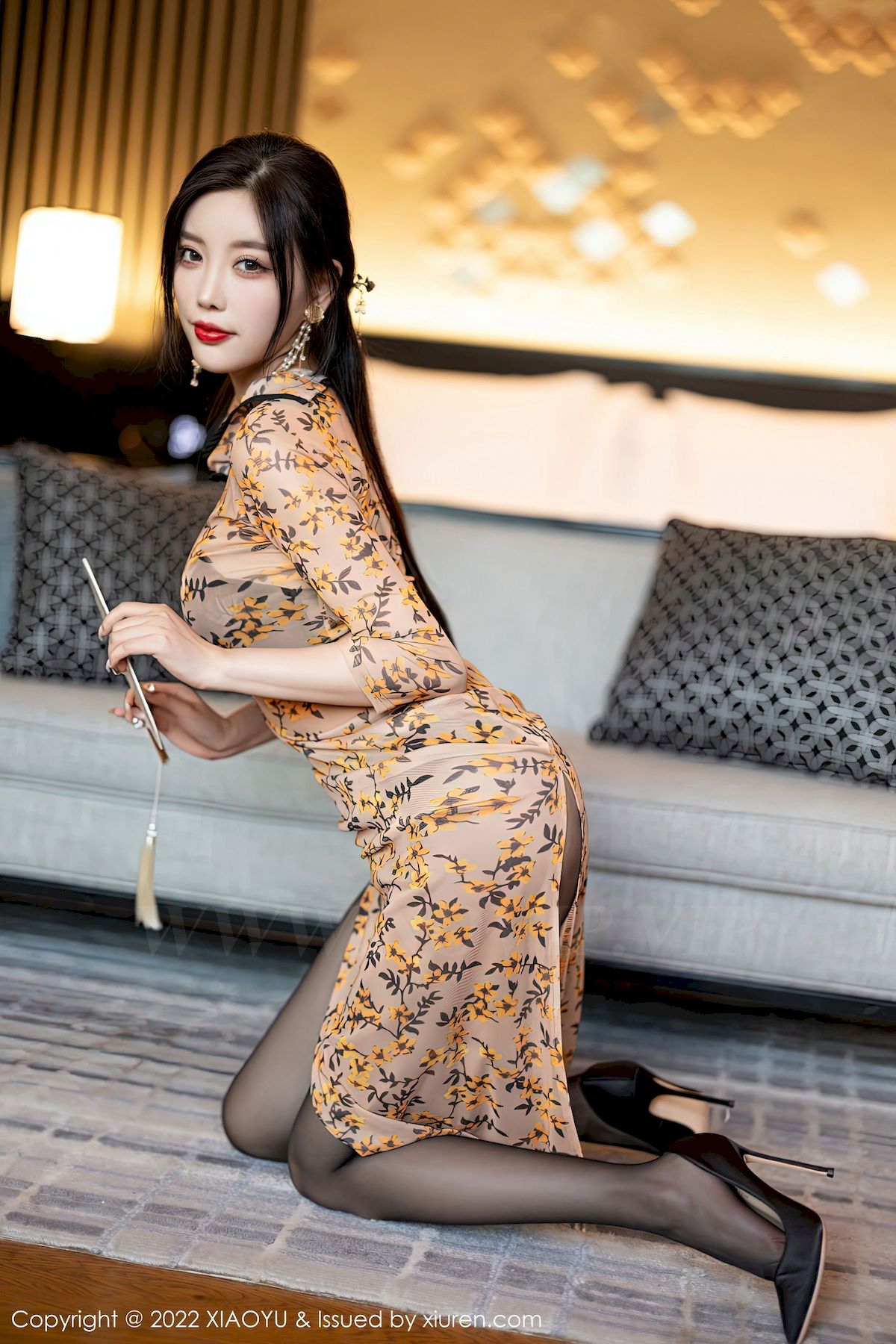 [语画界XIAOYU] Vol.927 女神杨晨晨Yome – 橙色带图案旗袍服饰杭州旅拍