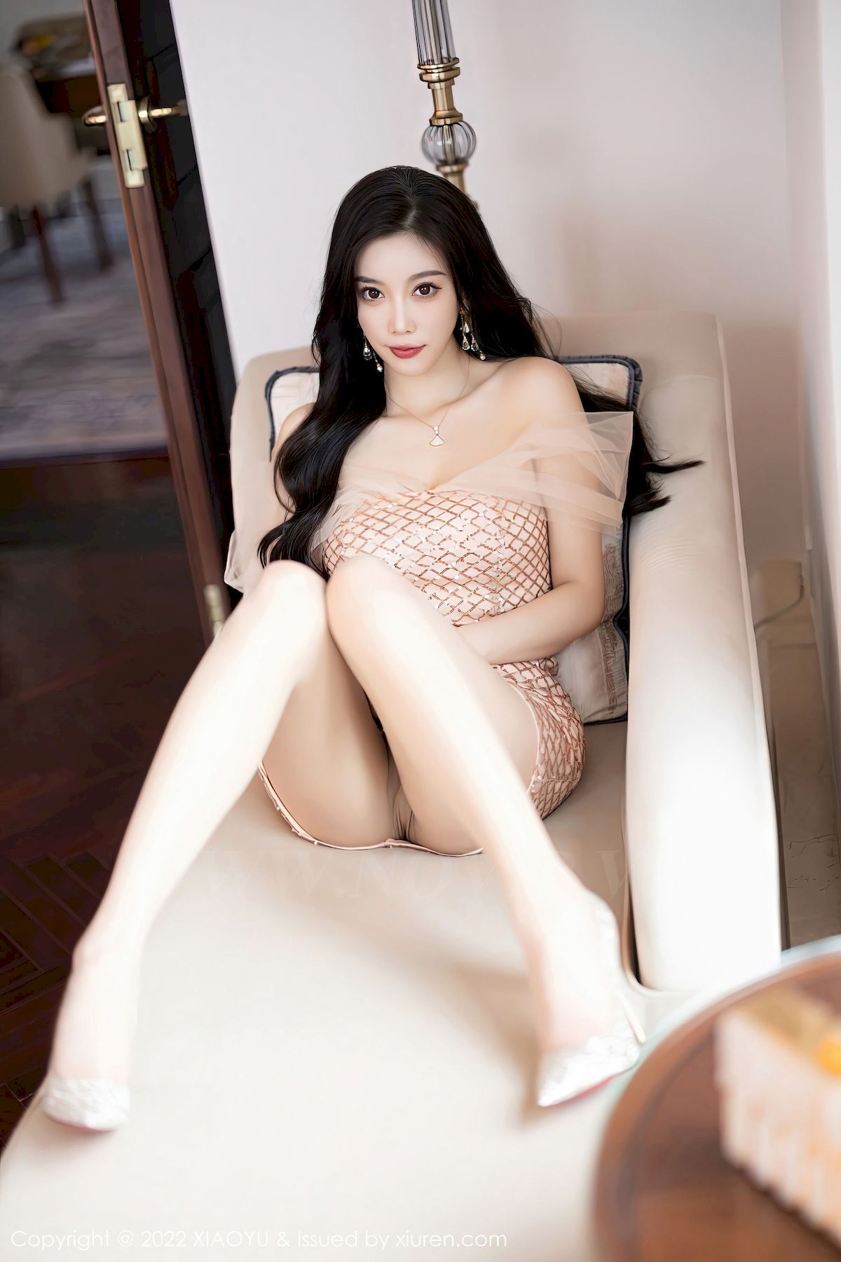 [语画界XIAOYU] Vol.917 女神杨晨晨Yome – 浅色露肩连衣短裙私房写真