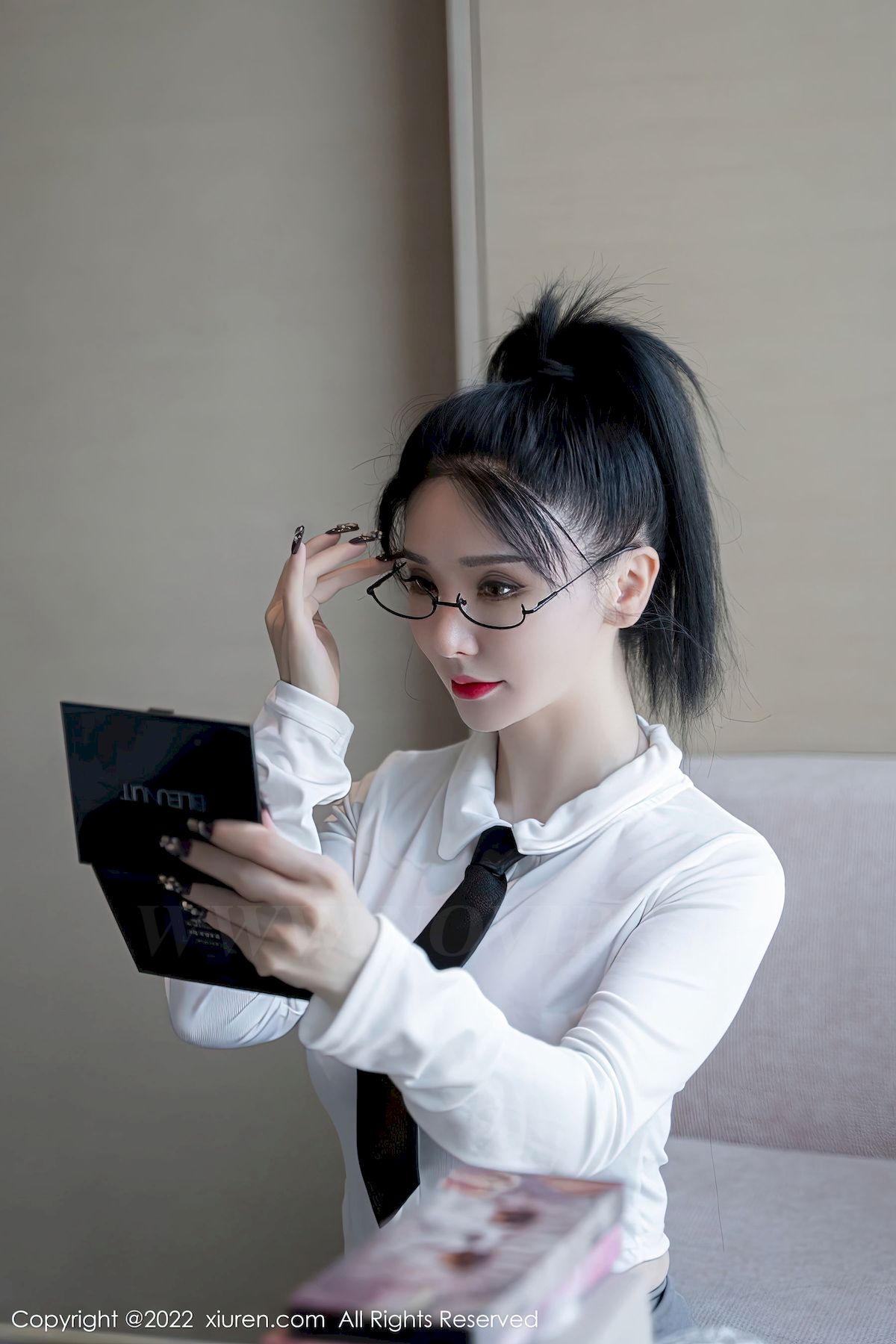 [秀人XiuRen] No.5856 模特潘娇娇 – 白色上衣+灰色短裙性感写真