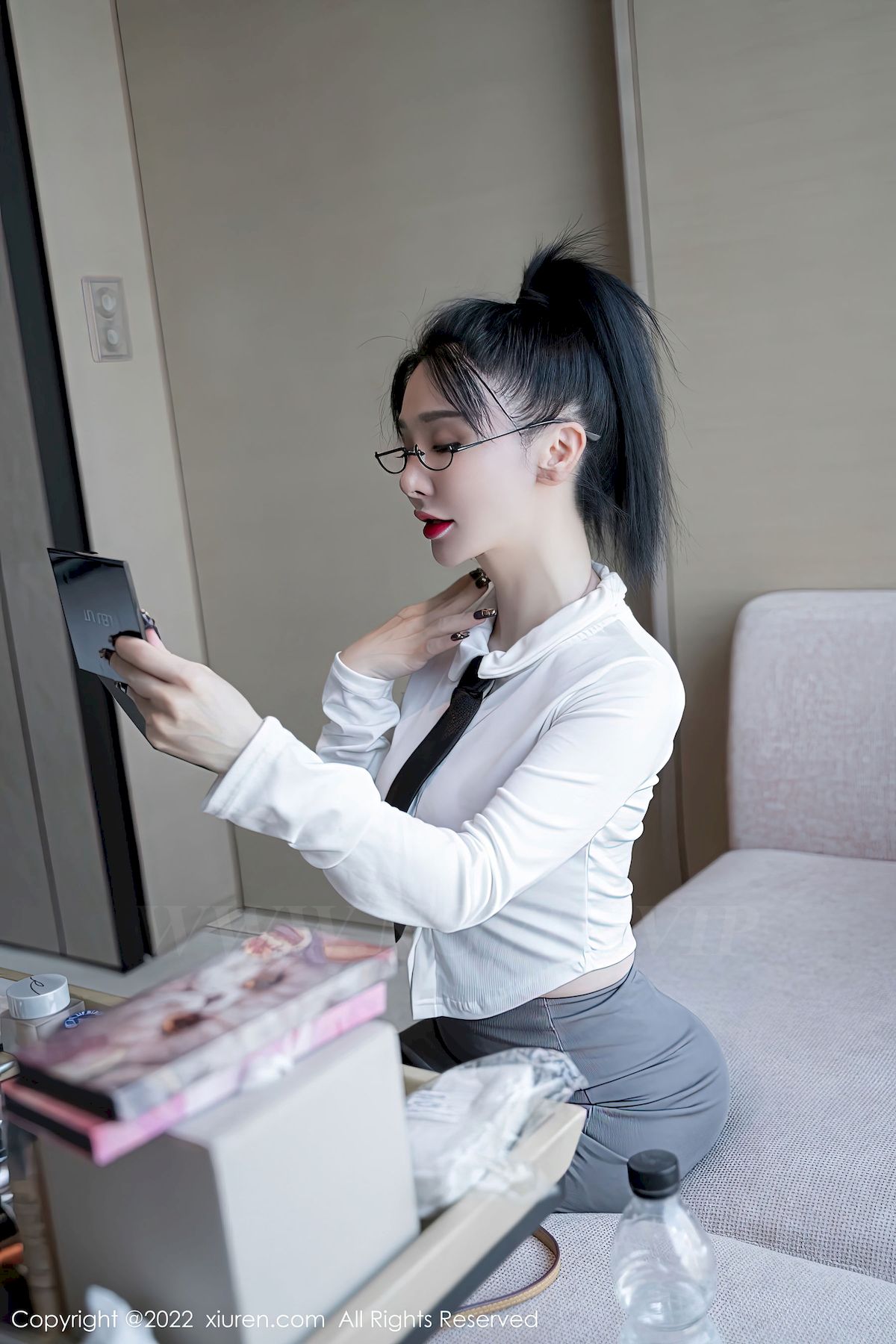 [秀人XiuRen] No.5856 模特潘娇娇 – 白色上衣+灰色短裙性感写真