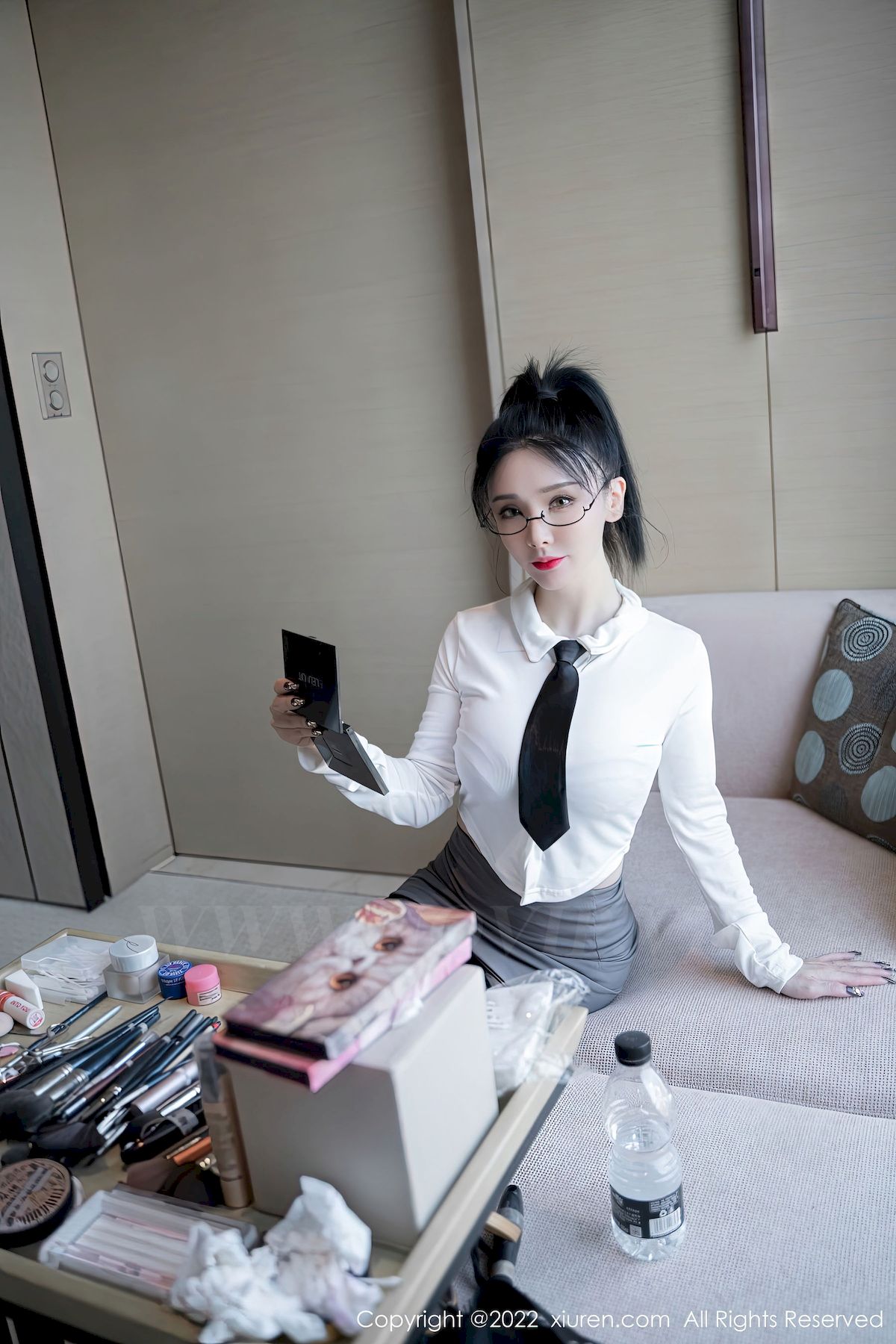 [秀人XiuRen] No.5856 模特潘娇娇 – 白色上衣+灰色短裙性感写真
