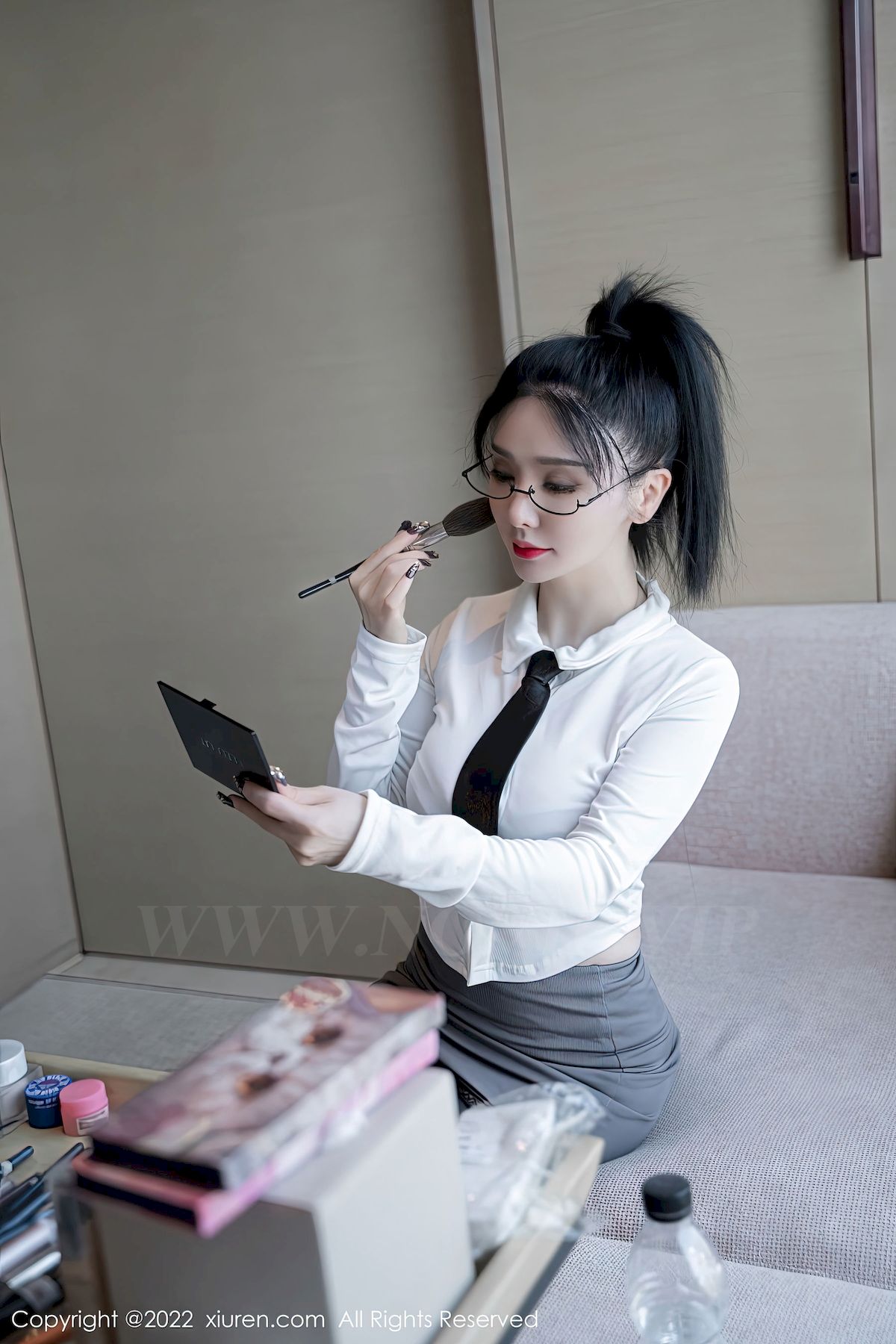 [秀人XiuRen] No.5856 模特潘娇娇 – 白色上衣+灰色短裙性感写真