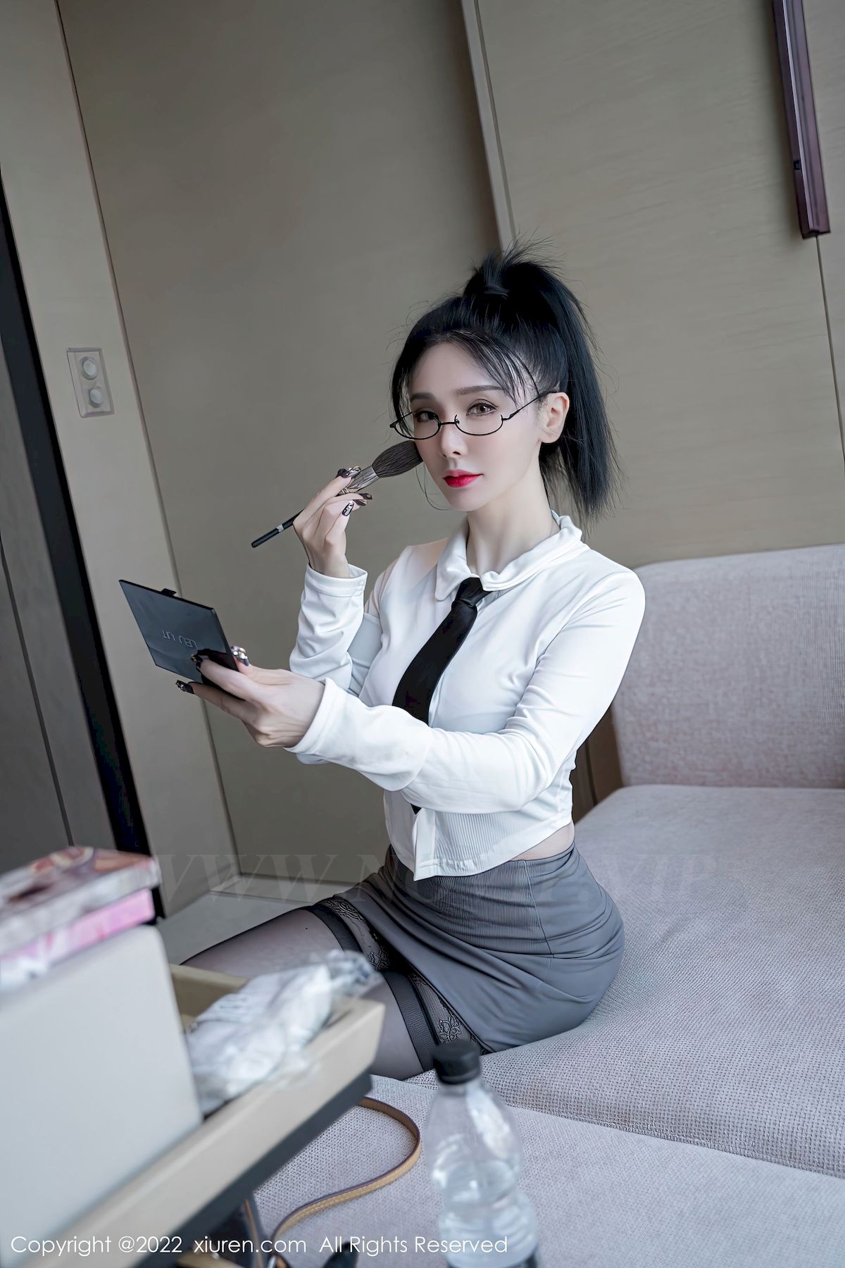 [秀人XiuRen] No.5856 模特潘娇娇 – 白色上衣+灰色短裙性感写真