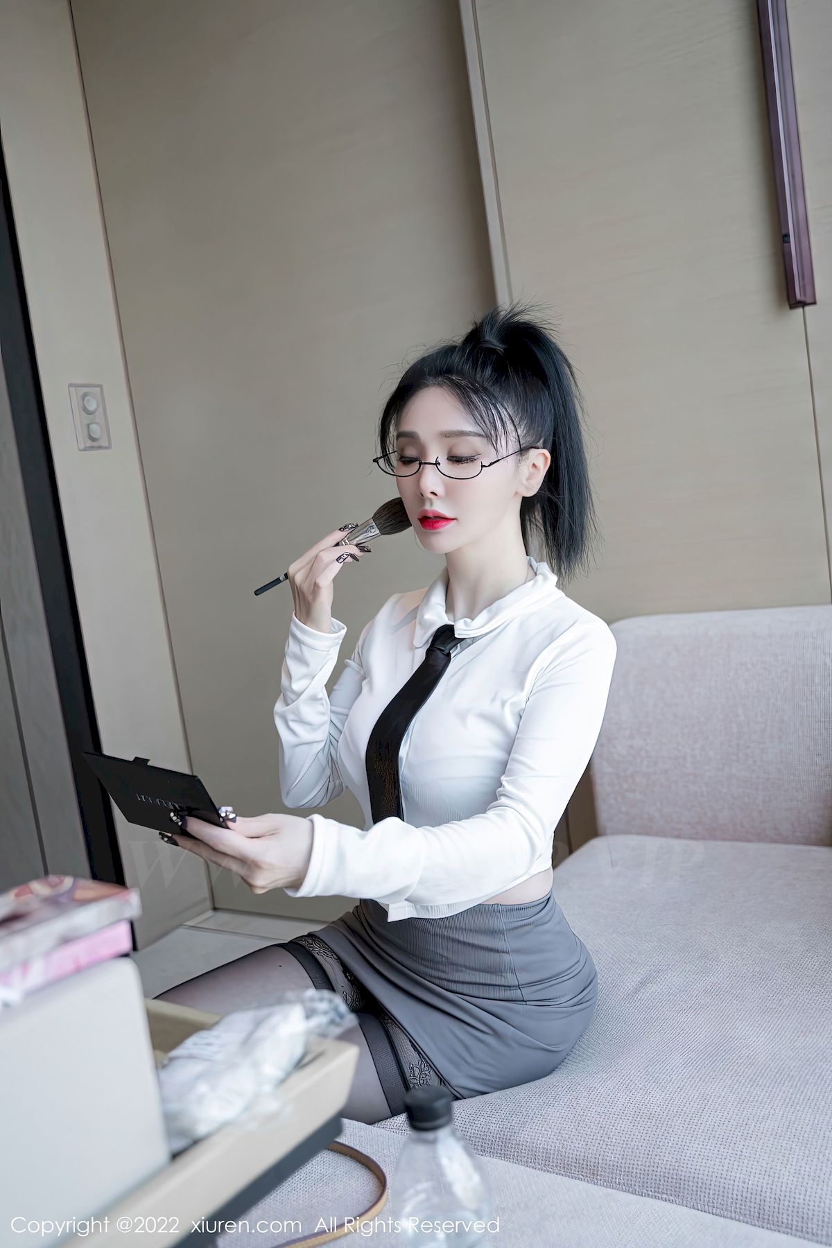 [秀人XiuRen] No.5856 模特潘娇娇 – 白色上衣+灰色短裙性感写真